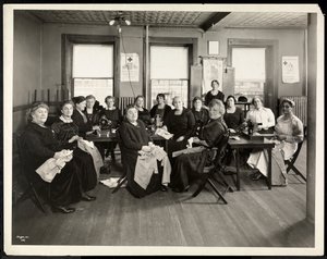 Círculo de costura feminina na Amelia Relief Society, 115 East 101st Street, East Harlem, Nova York, 1920 (impressão em gelatina de prata)